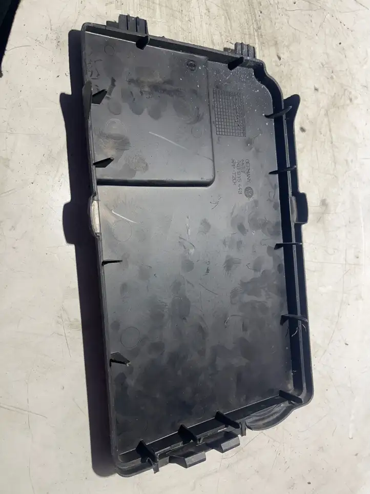 Audi A3/S3 8P (2004 - 2008) 1K0915443 Крышка ящика аккумулятора — фото 2