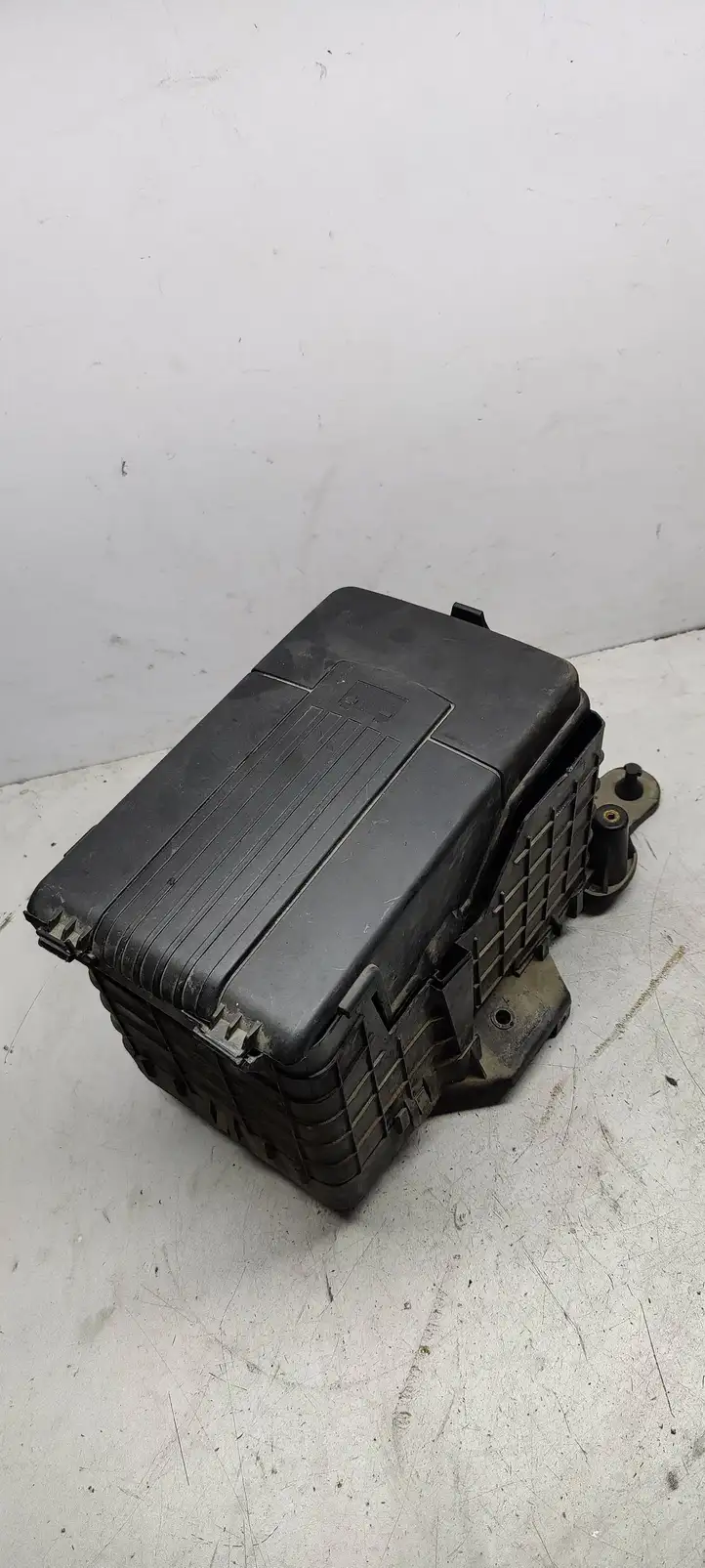 Volkswagen PASSAT B6 (2005 - 2010) 1K0915443A Крышка ящика аккумулятора — фото 3