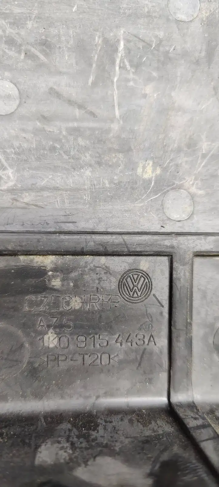Volkswagen PASSAT B6 (2005 - 2010) 1K0915443A Крышка ящика аккумулятора — фото 5