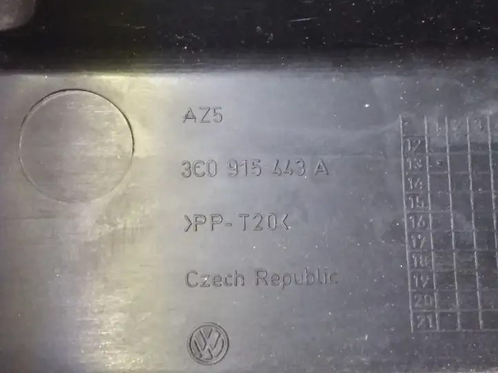 Audi Q3 8U (2011 - 2014) 3C0915443A Крышка ящика аккумулятора — фото 4