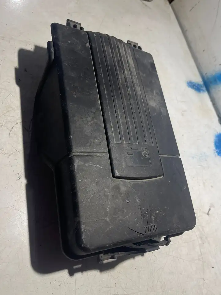 Audi A3/S3 8P (2008 - 2013) 1K0915443C Крышка ящика аккумулятора — фото 2