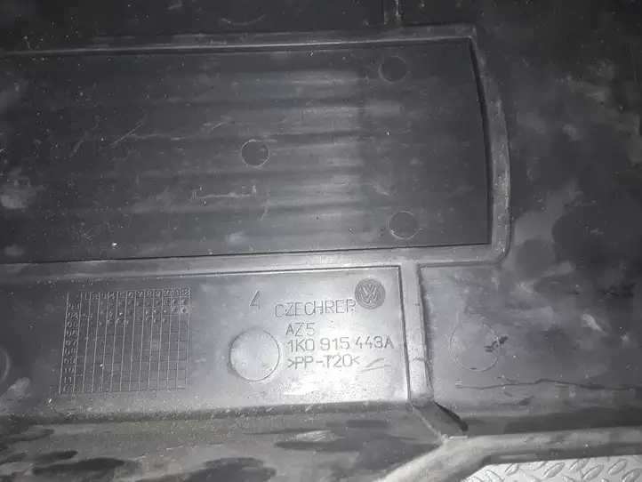 Volkswagen PASSAT B6 (2005 - 2010) 1K0915443A Крышка ящика аккумулятора — фото 2