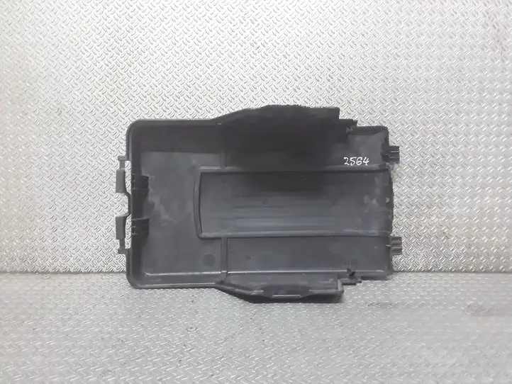 Volkswagen PASSAT B6 (2005 - 2010) 1K0915443A Крышка ящика аккумулятора — фото 3