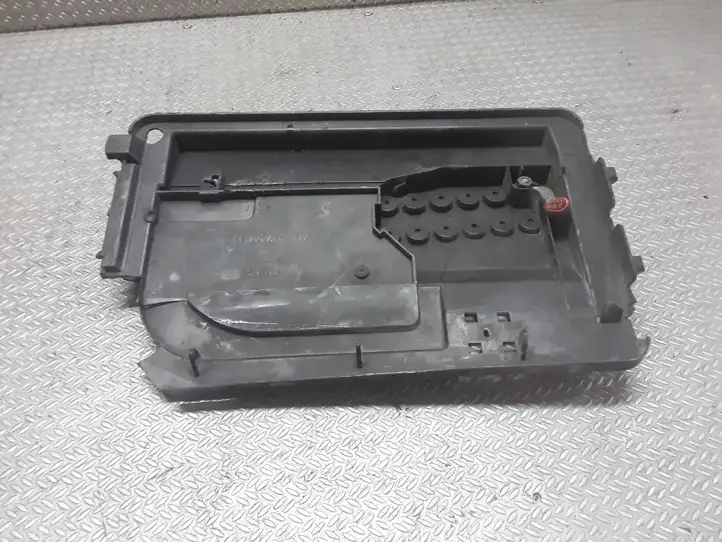Volkswagen Polo (2001 - 2005) 6Q0937550G Крышка ящика аккумулятора — фото 2