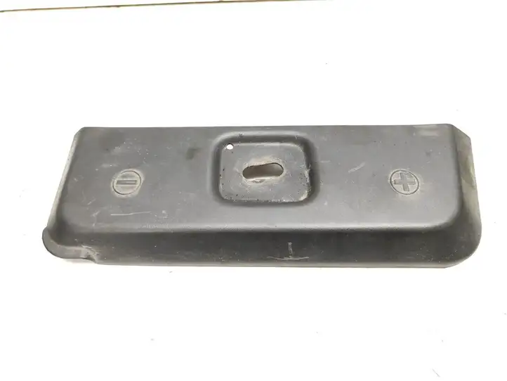Toyota Avensis T250 (2003 - 2006) 5844105010 Крышка ящика аккумулятора — фото 1
