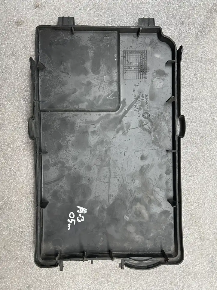 Audi A3/S3 8P (2003 - 2005) 1K0915443 Крышка ящика аккумулятора — фото 2