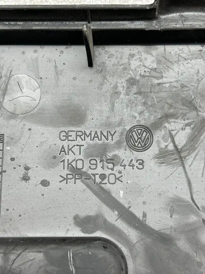 Audi A3/S3 8P (2003 - 2005) 1K0915443 Крышка ящика аккумулятора — фото 3