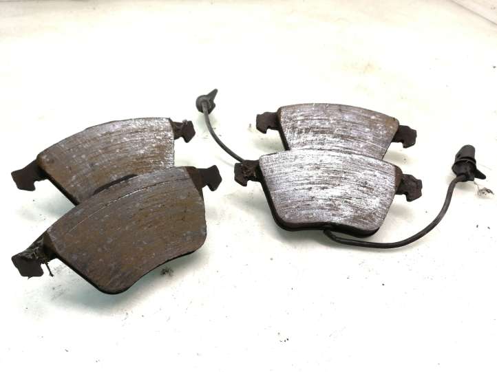 Audi A4 (2004 - 2009)   Тормозные колодки (передние)