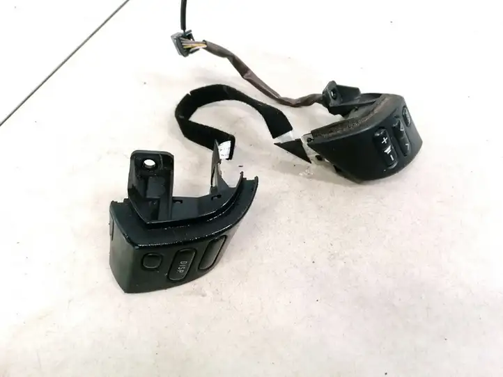 Toyota Corolla Verso AR10 (2004 - 2009) Кнопки на рулевом колесе — фото 1