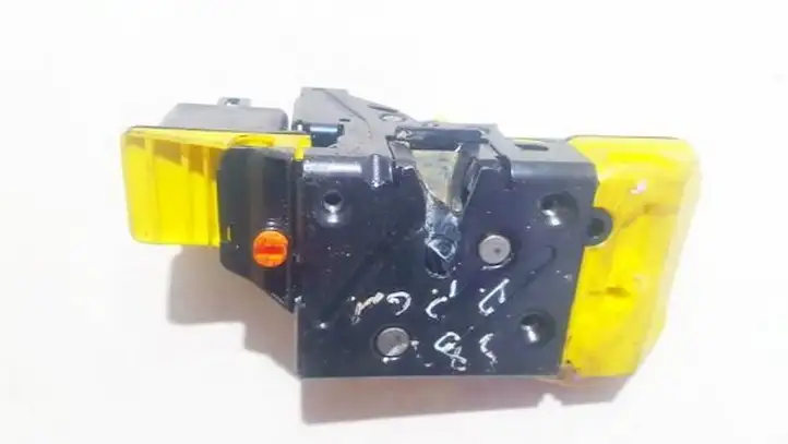Volvo V70 (2004 - 2007) 8626968 Замок задней двери — фото 2