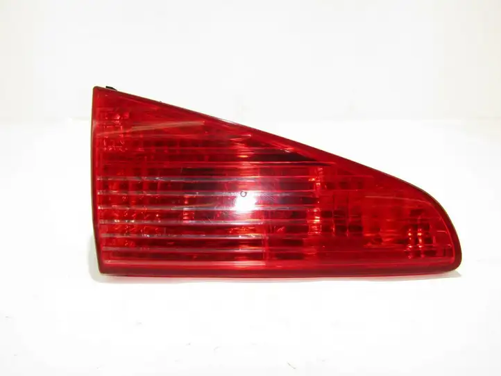 Peugeot 607 (2000 - 2004) Задний фонарь в крышке багажника — фото 1