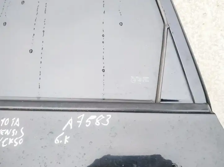 Toyota Avensis Verso (2004 - 2009) Накладка стекла задней двери — фото 2