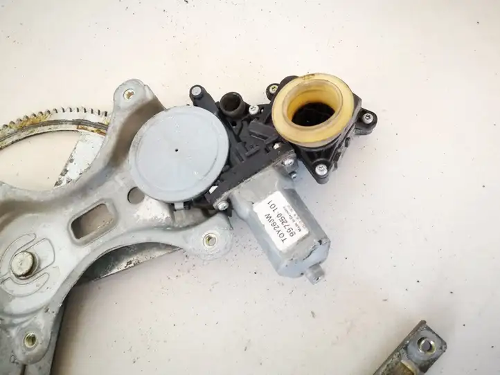 Toyota Corolla Verso AR10 (2004 - 2009) 698300f020 Стеклоподъемник задней двери — фото 1
