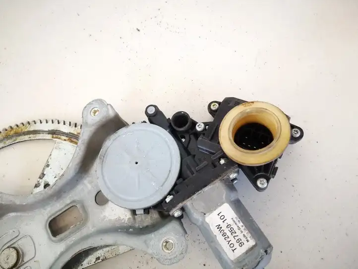 Toyota Corolla Verso AR10 (2004 - 2009) 698300f020 Стеклоподъемник задней двери — фото 2