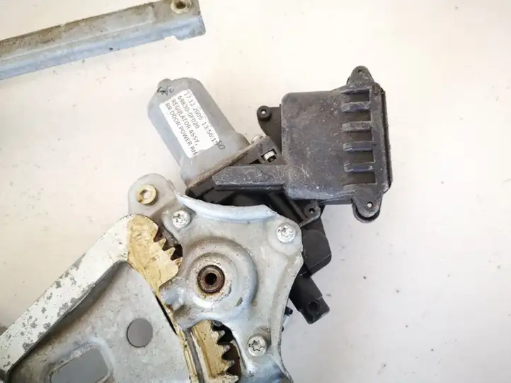 Toyota Corolla Verso AR10 (2004 - 2009) 698300f020 Стеклоподъемник задней двери — фото 3