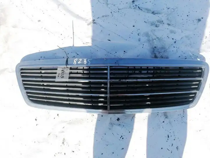Mercedes-Benz C W203 (2000 - 2007) A2038800483 Передняя решетка — фото 1