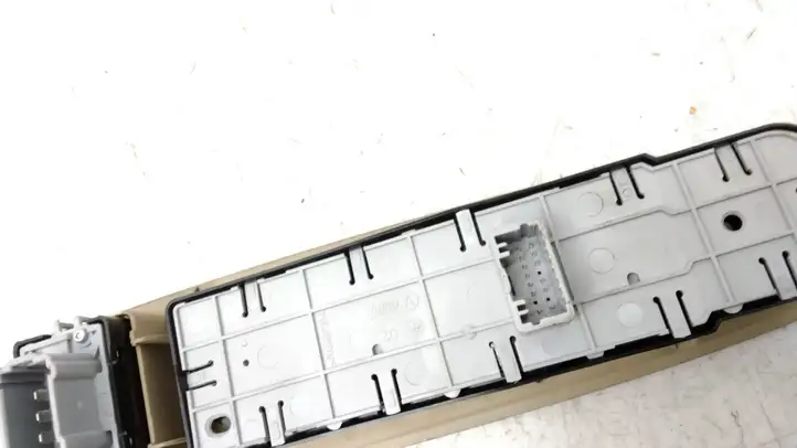 Renault Latitude (L70) (2010 - 2014) 809610698R Кнопка стеклоподъемников — фото 8