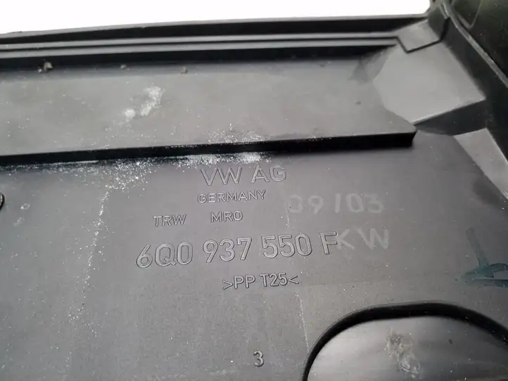 Volkswagen Polo (2001 - 2005) 6Q0937550F Крышка ящика аккумулятора — фото 3