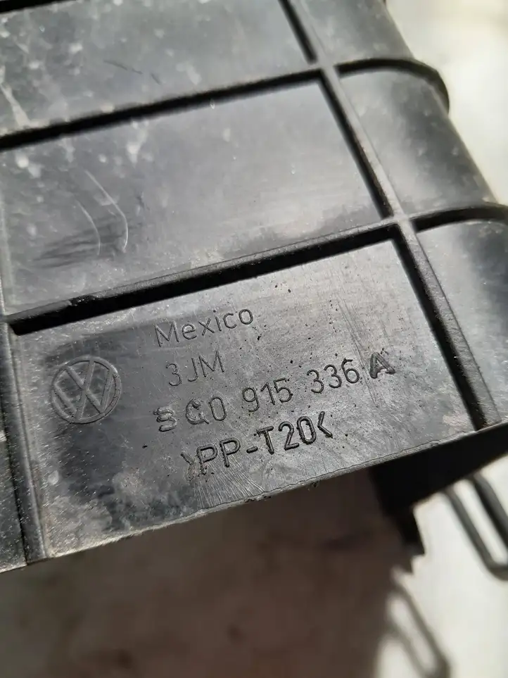 Volkswagen PASSAT B5 (1997 - 2000) 3Q0915336A Крышка ящика аккумулятора — фото 3