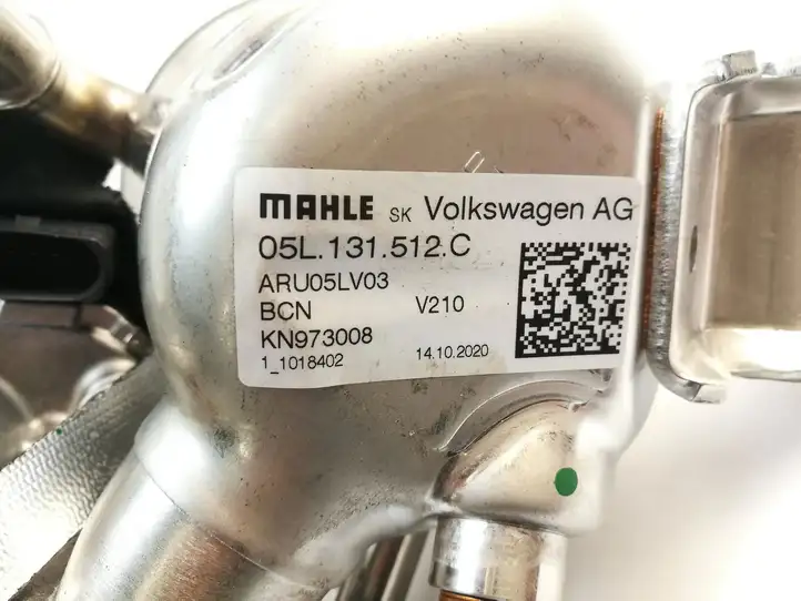 Volkswagen Golf VII (2013 - 2019) 05L131512C Охладитель клапана EGR — фото 4