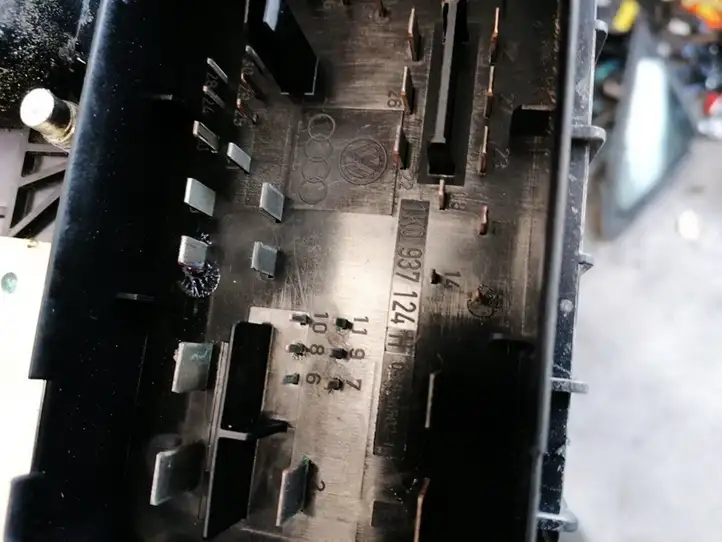 Volkswagen Touran I (2003 - 2010) 1K0937124H Блок предохранителей (комплект) — фото 3