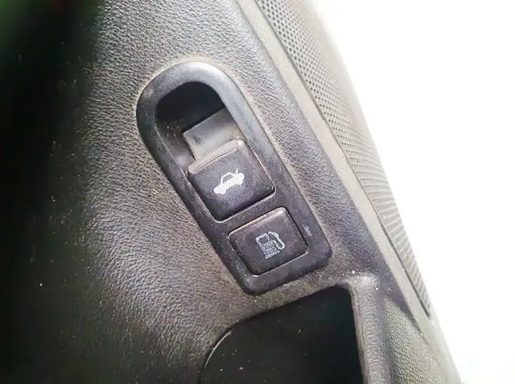 Hyundai Sonata (2003 - 2007) 935553k000 Включатель открытия топливного бака — фото 2