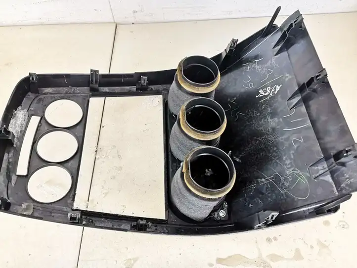 Mazda CX-7 (2006 - 2009) eg2155210 Центральный воздушный дефлектор — фото 2