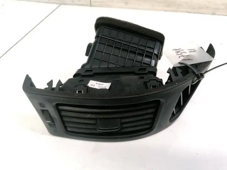 Hyundai i30 (2007 - 2012) U07A06 Центральный воздушный дефлектор — фото 1