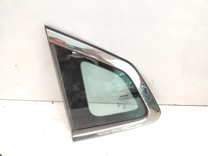 Nissan Qashqai (2013 - 2017) 43R001583 Заднее боковое стекло — фото 1