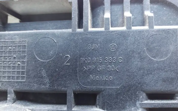 Volkswagen Golf V (2003 - 2009) 1K0915333C Площадка аккумулятора — фото 6