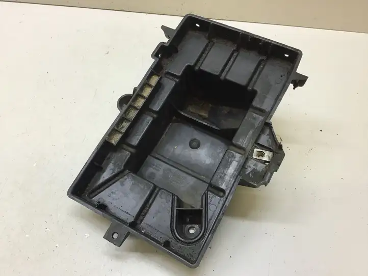 Dodge Grand Caravan (2007 - 2020) 68053342AG Площадка аккумулятора — фото 1