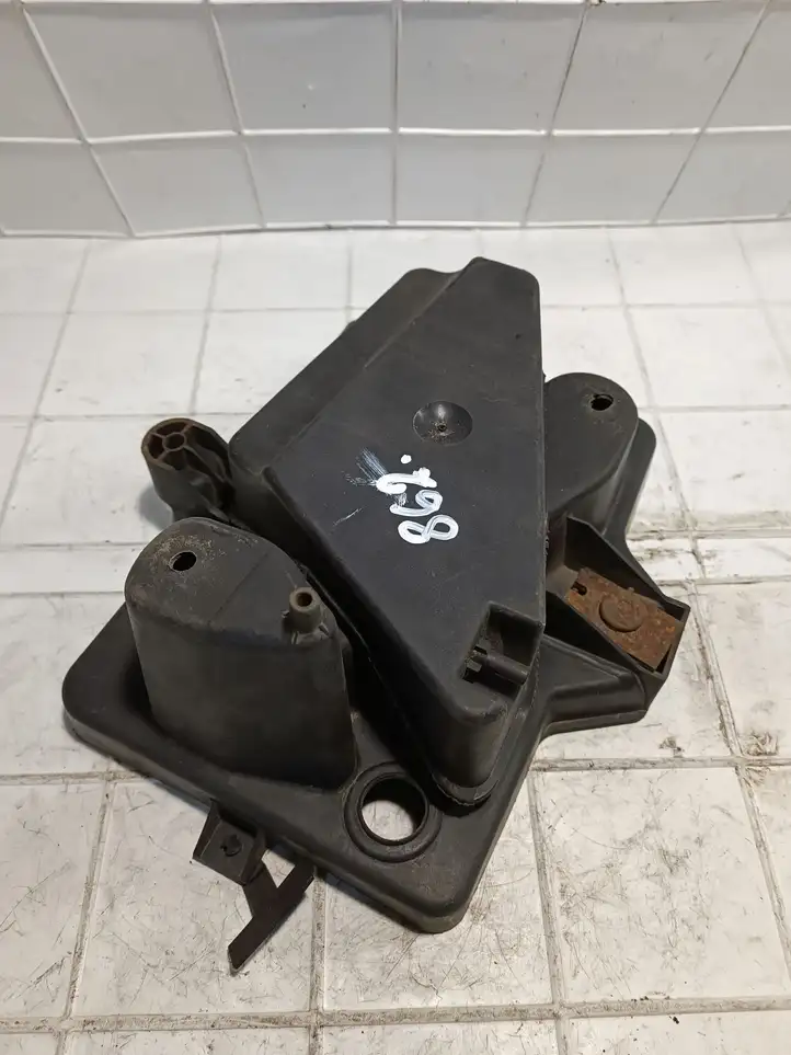 Chrysler Pacifica (2003 - 2008)  04719682AA Платформа крепления аккумулятора