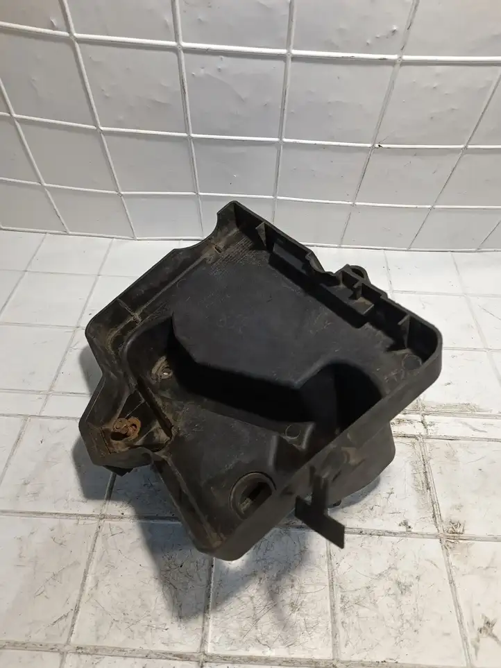 Chrysler Pacifica (2003 - 2008)  04719682AA Платформа крепления аккумулятора