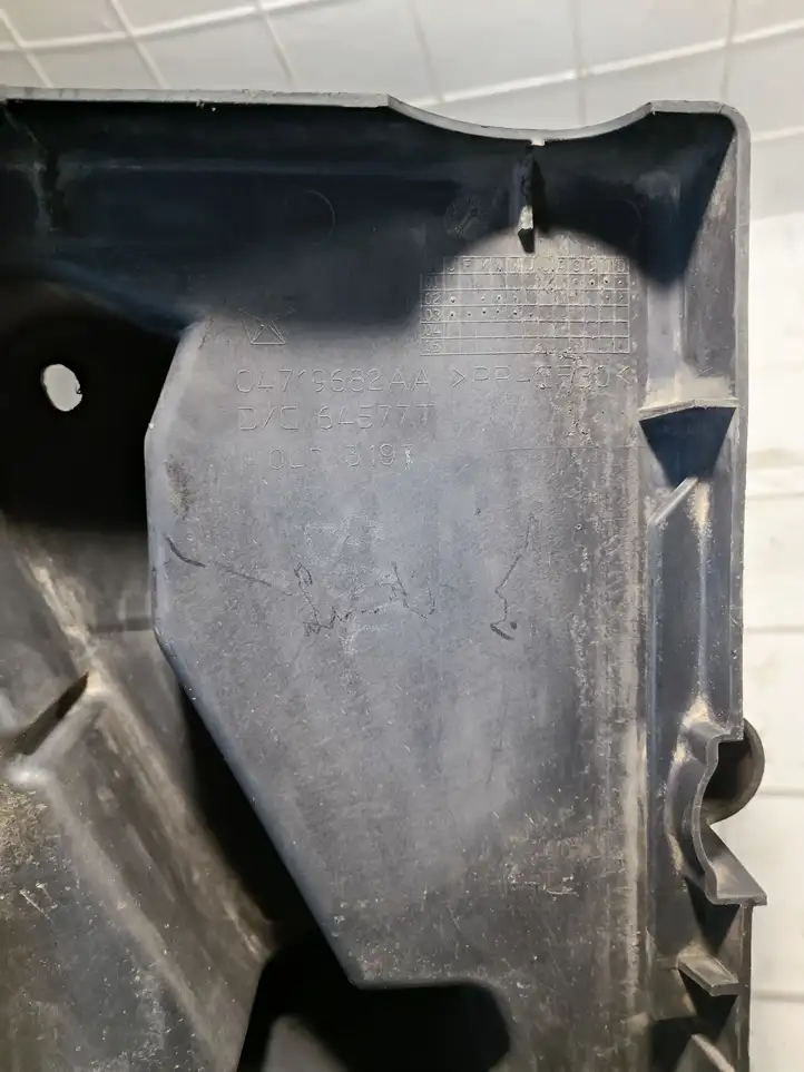 Chrysler Pacifica (2003 - 2008)  04719682AA Платформа крепления аккумулятора