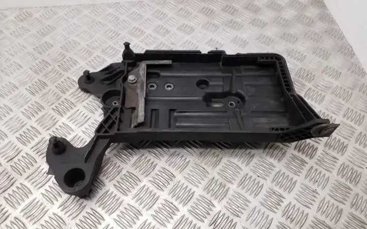 Volkswagen PASSAT B8 (2015 - ) 5Q0915321J Площадка аккумулятора — фото 1