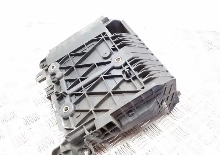 Renault Scenic II - Grand scenic II (2003 - 2006) 8200467409 Площадка аккумулятора — фото 5