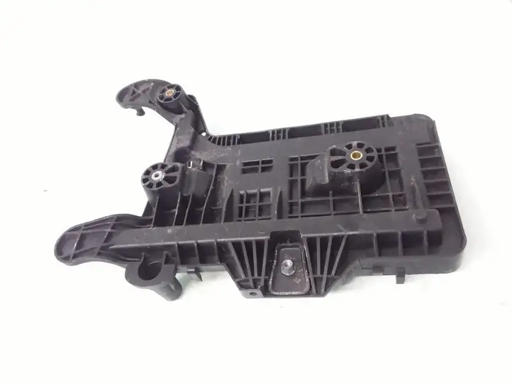 Volkswagen Touran I (2003 - 2010) 1K0915333C Площадка аккумулятора — фото 2