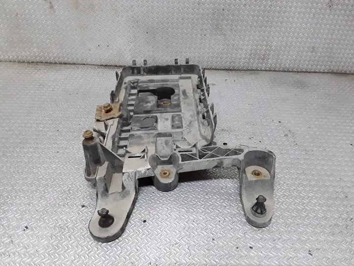 Volkswagen Caddy (2004 - 2010) 1K0915333B Площадка аккумулятора — фото 3