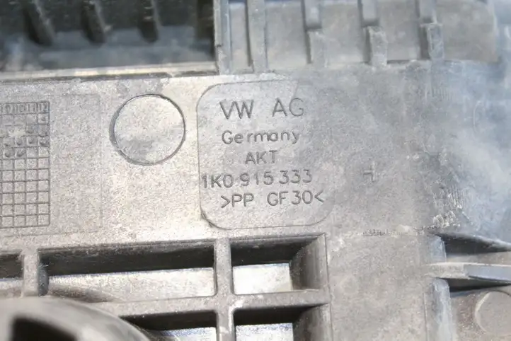 Volkswagen Tiguan (2007 - 2011) 1K0915333H Площадка аккумулятора — фото 4