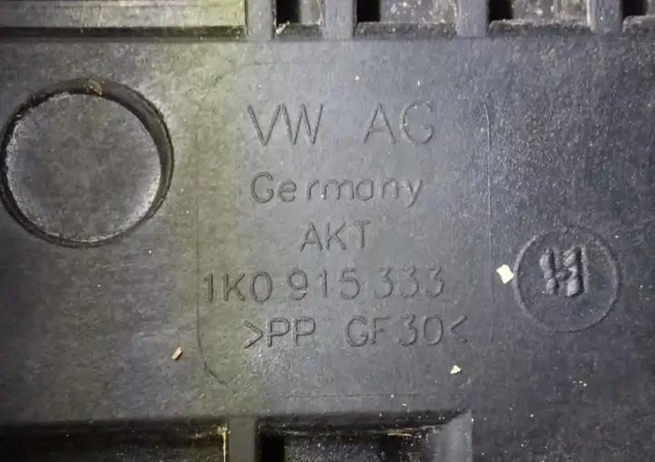 Audi Q3 8U (2011 - 2014) 1K091533H Площадка аккумулятора — фото 6