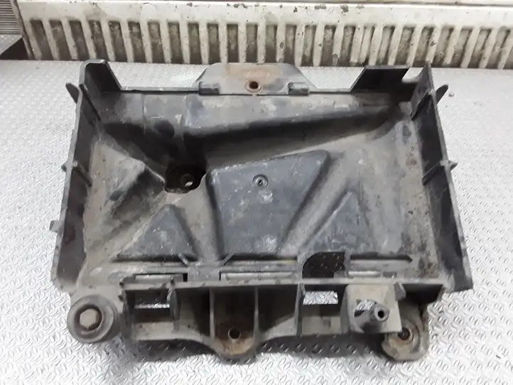Volkswagen Fox (2005 - 2009) 6Q0915331D Площадка аккумулятора — фото 1