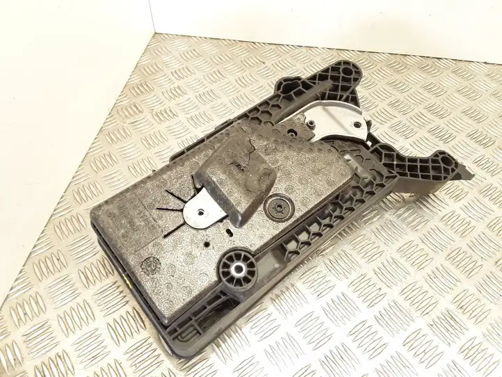 Volkswagen Tiguan (2016 - 2020)  5QF915325B Платформа крепления аккумулятора