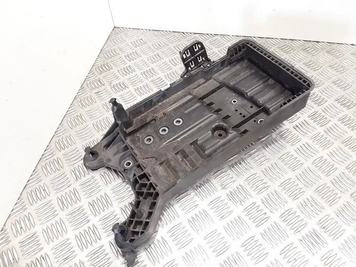 Volkswagen Tiguan (2016 - 2020)  5QF915325B Платформа крепления аккумулятора