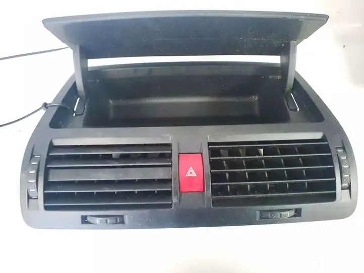 Skoda Octavia Mk2 (1Z) (2004 - 2013) 1z0820951 Центральный воздушный дефлектор — фото 1