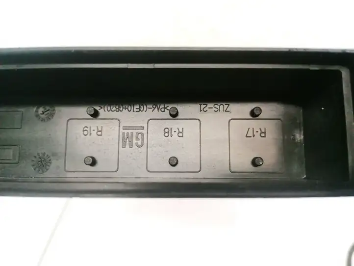Opel Vectra C (2002 - 2005) ZUS21 Крышка ящика предохранителей — фото 3