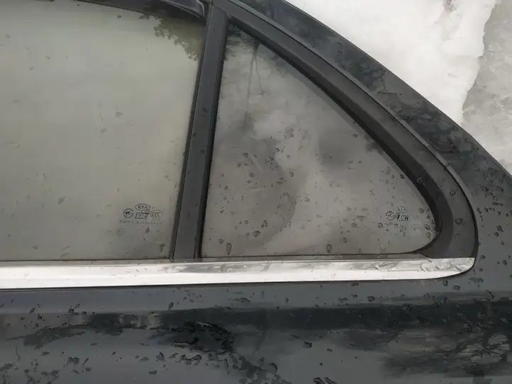 Kia Sorento (2006 - 2009) Накладка стекла задней двери — фото 1