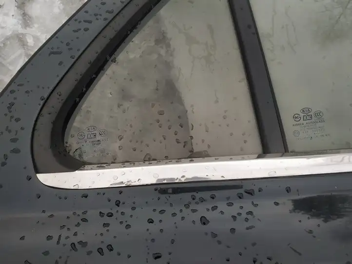 Kia Sorento (2006 - 2009) Накладка стекла задней двери — фото 2