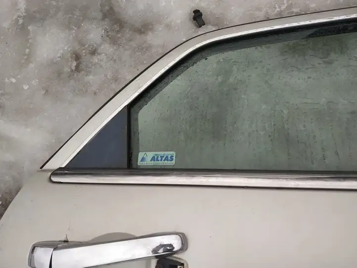 Chrysler 300 - 300C (2005 - 2011) Накладка стекла задней двери — фото 3