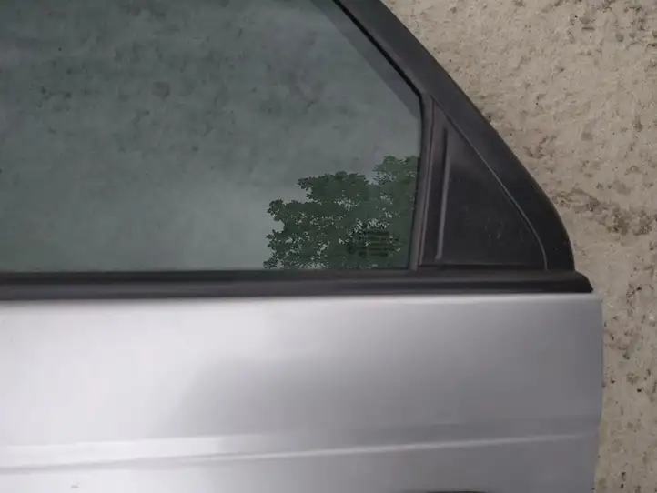 Toyota Avensis T220 (2000 - 2003) Накладка стекла задней двери — фото 2