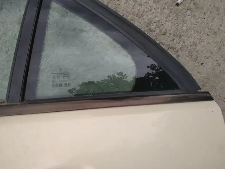 Mercedes-Benz E W212 (2009 - 2016) Накладка стекла задней двери — фото 2